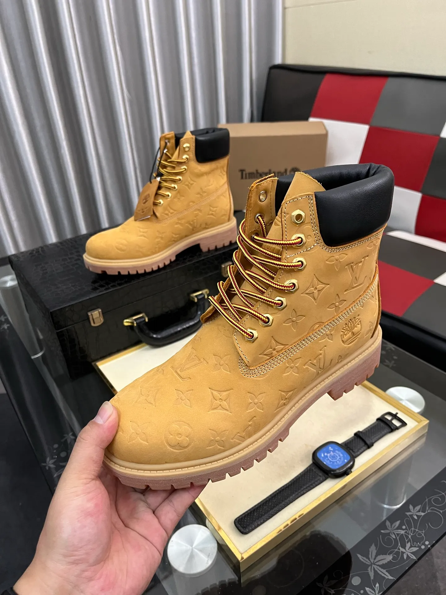 Ex-factory price: 458⌚️⌚️LV x Timberland Timberland joint model Presbyopia Embossed Rhubarb Boots Ankle Boots Short Boots LV x Timberland ankle boots are made of Monogram embossed waterproof nubuck cow leather, relying on the brand's exquisite craftsmanship to carefully reshape the classic Timberland 6-inch boot shape in Italy, with an eye-catching American workwear style. Created by Pharrell Williams 2025 autumn and winter menswear show. Monogram embossed tongue, original Timberland laces and outsole are exquisite details, and the leather label expresses the cooperation logo. Exquisite packaging at the delivery counter🛍📦 ▪️Material: Original customized imported first-layer cowhide ▪️Inner lining: Original customized leather lining/mesh lining ▪️Outsole: Original molded rubber material ▪️Sole thickness: 3.5CM ▪️Size: 38-44